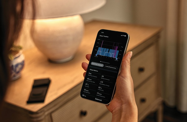 寝室で携帯見てる